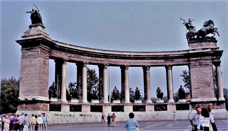 heroes' square